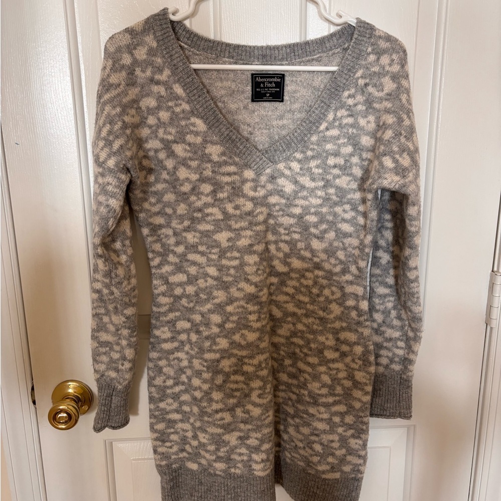 Abercrombie & Fitch Gray and Cream V-Neck Patterned Sweater